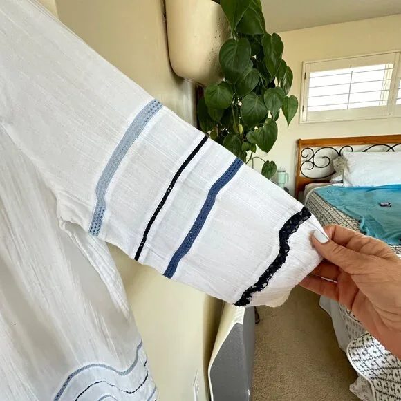 J.Jill White Peasant Blouse Size M 100% Cotton Blue Crochet Detail Boho Beach - Picture 3 of 12